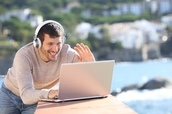 Gelukkig volwassen man met een video gesprek met een laptop — Stockfoto