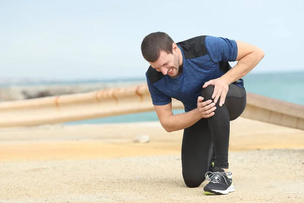 Löpare klagar lidande knä värk efter sport — Stockfoto