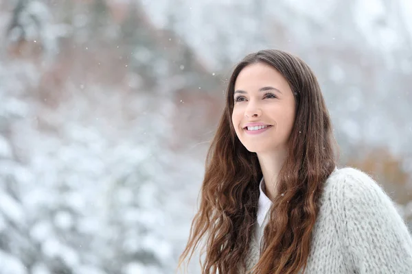 Szczera nastolatka oglądająca śnieg w górach zimą — Zdjęcie stockowe