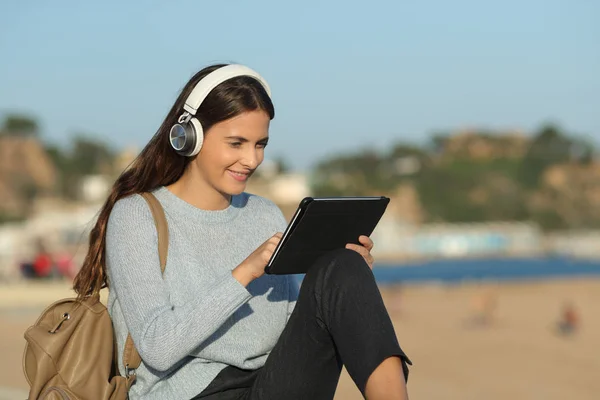 Menina feliz e-learning usando tablet e fones de ouvido — Fotografia de Stock