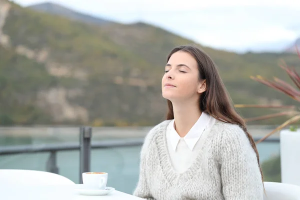 Avslappnad flicka andas frisk luft i ett kafé — Stockfoto