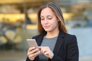 Sokakta cep telefonu kullanan yönetici