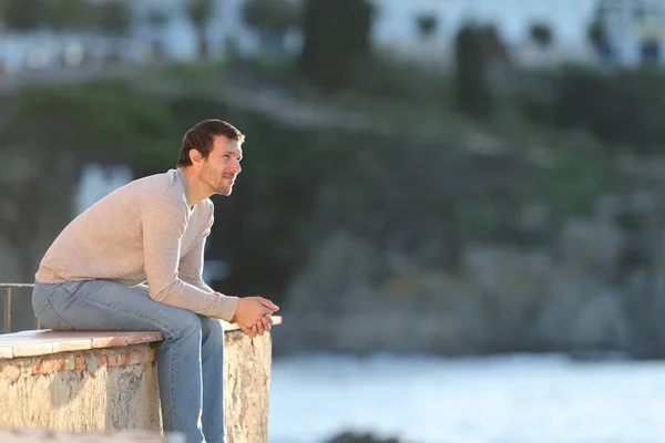 Серйозний пенсійний чоловік розмірковує над краєвидами на пляжі — стокове фото