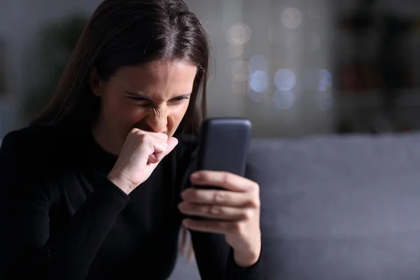 Wütendes Mädchen checkt nachts Telefon — Stockfoto