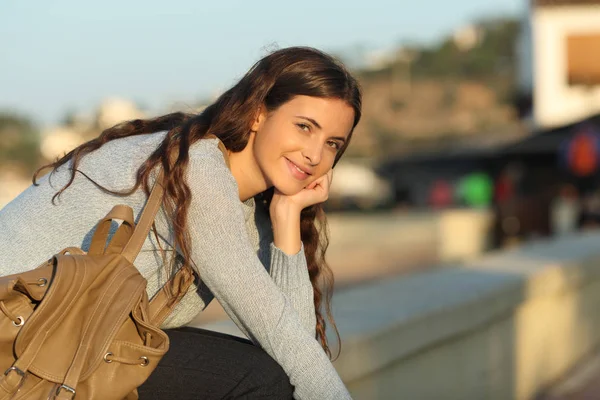 Retrato de uma menina feliz olhando para você ao pôr do sol — Fotografia de Stock