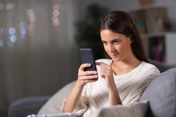 Lány ellenőrzése mobiltelefon tartalmát ül az éjszaka otthon — Stock Fotó