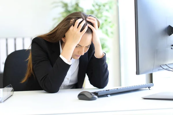 Грустная деловая женщина жалуется в одиночестве в офисе — стоковое фото
