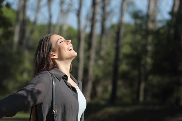 O femeie fericită respiră aer curat într-un parc — Fotografie, imagine de stoc