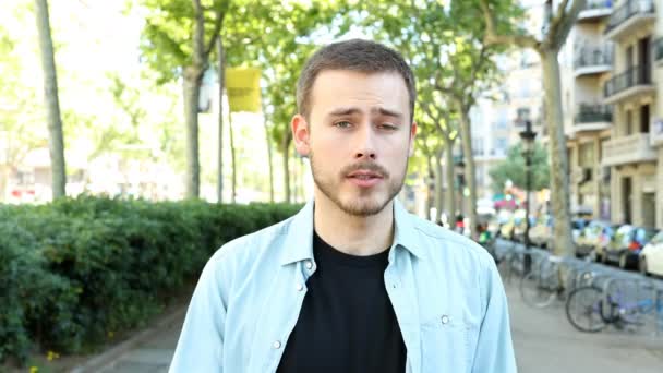 Vue Face Homme Sérieux Parlant Caméra Dans Rue — Video