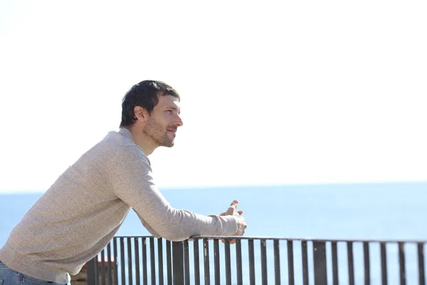 Σοβαρός άνθρωπος που σκέφτεται θέα από ένα μπαλκόνι στην παραλία — Φωτογραφία Αρχείου
