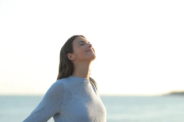 Happy girl breaths fresh air on the beach — Stock Photo, Image