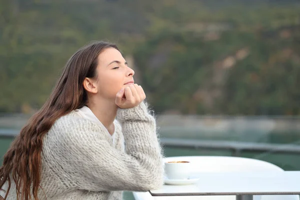 Pihenő lány meditál egy kávézó teraszán — Stock Fotó