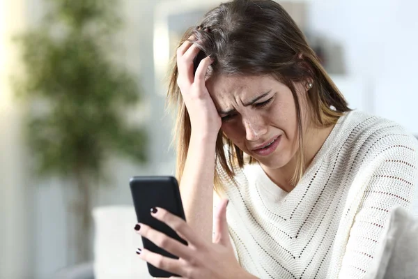 Fata tristă se plânge că deține telefonul inteligent acasă — Fotografie, imagine de stoc