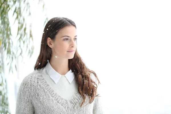 Pensive tienermeisje kijken weg onder sneeuw — Stockfoto