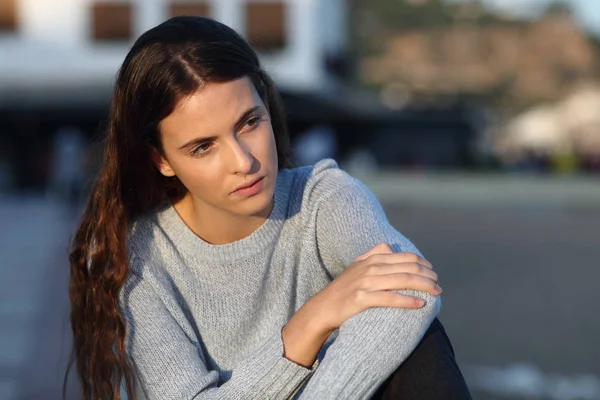 Triste adolescente menina olha para longe na rua — Fotografia de Stock