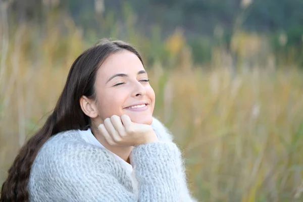 Őszinte boldog tizenéves lány élvezi a természetet — Stock Fotó