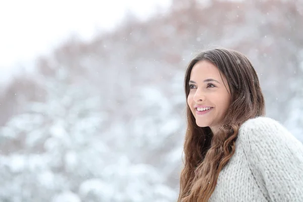 Lycklig flicka tittar på snö faller i berget — Stockfoto