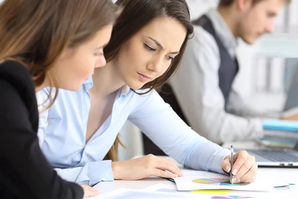 Ernstige zakenvrouwen die samenwerken — Stockfoto