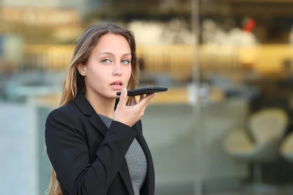 Виконавчий за допомогою розпізнавання голосу на мобільному телефоні — стокове фото