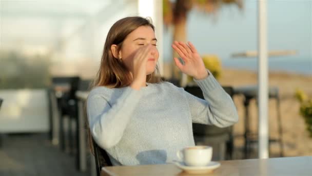 Chica Relajada Descansando Con Las Manos Cabeza Sentado Una Cafetería — Vídeos de Stock