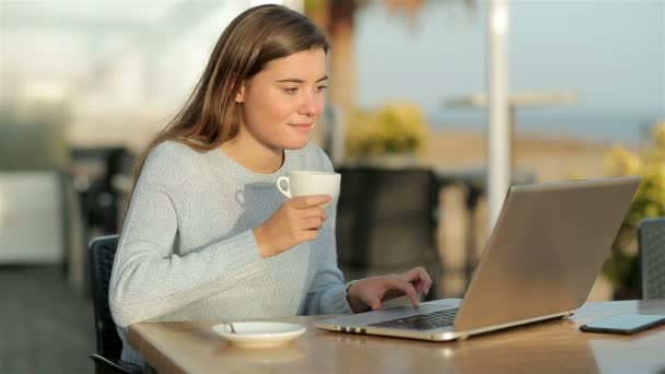 Happy Girl Using Laptop Drinking Coffee Shop Beach Slow Motion — Stock Video