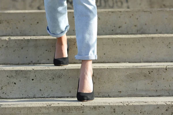 Mujer piernas usando tacones altos caminando escaleras abajo — Foto de Stock