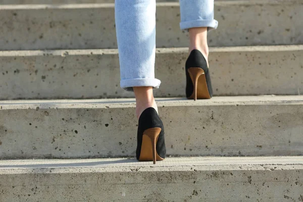 Mujer piernas usando tacones altos caminando escaleras arriba —  Fotos de Stock