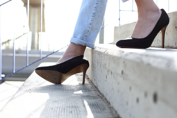 Vrouw met hakken lopen naar beneden trap en verstuikte enkel — Stockfoto
