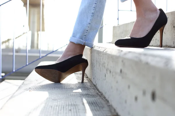 Mujer con tacones bajando escaleras y esguince de tobillo —  Fotos de Stock