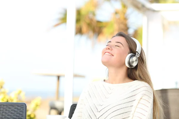 Boldog lány meditál zenét hallgatni egy kávézóban — Stock Fotó