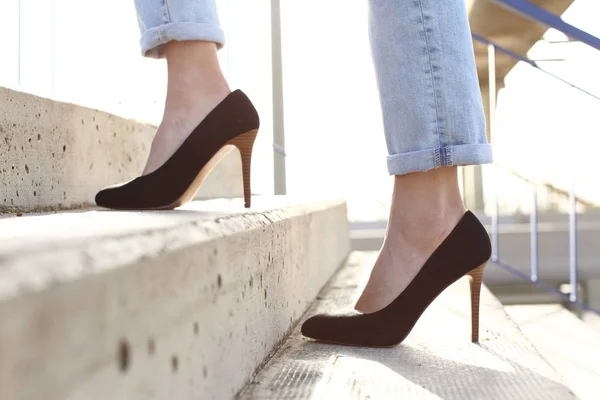 Profil kobiecych nóg noszących wysokie obcasy wchodzących po schodach — Zdjęcie stockowe