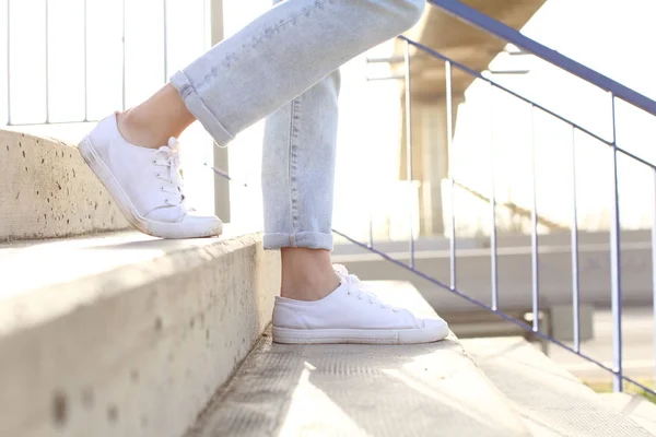 Perfil de las piernas de mujer con zapatillas que bajan escaleras — Foto de Stock