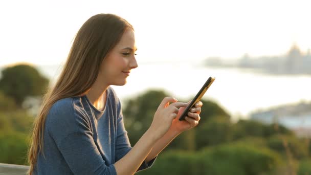 Perfil Uma Garota Séria Usando Telefone Celular Parque — Vídeo de Stock