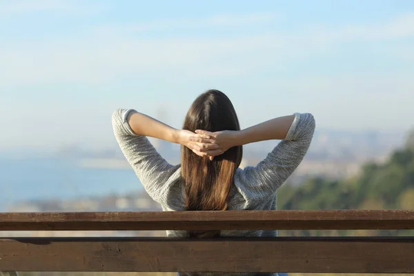 Back view of a woman resing sitting on a bench — Stock Photo, Image