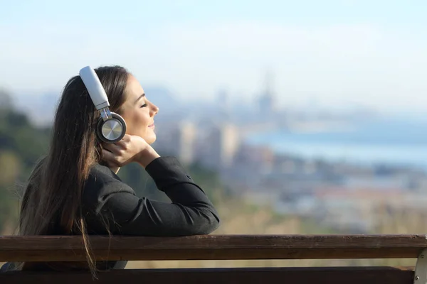 Femme d'affaires relaxant écouter de la musique en plein air — Photo