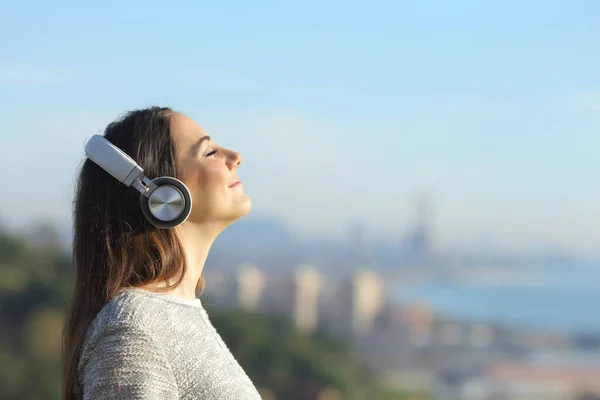 Nő hallgat zenét lélegzik a szabadban — Stock Fotó