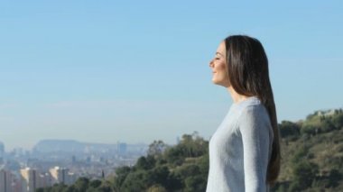 Kentten uzakta temiz hava alan rahat bir kadının portresi.