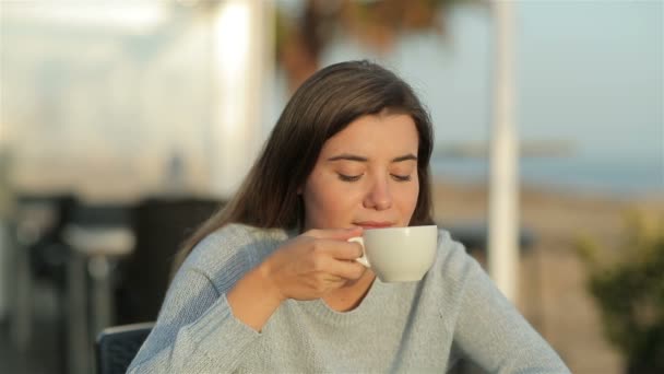Tevreden Meisje Een Restaurant Terras Ruiken Koffie Slow Motion — Stockvideo