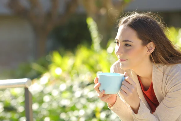 Donna Rilassata Possesso Una Tazza Caffè Contemplando Seduto Parco — Foto Stock
