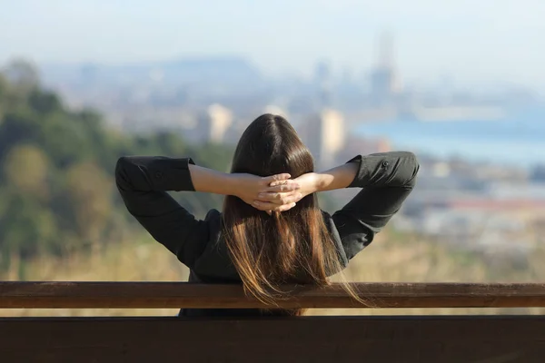 Vue Dos Portrait Exécutif Relaxant Assis Sur Banc Extérieur Dans — Photo