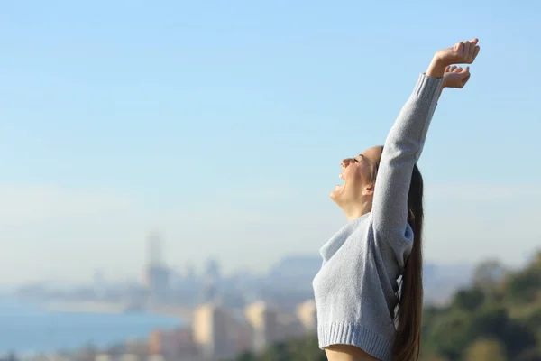 Profile Excited Woman Raising Arms Celebrating Success Outdoors City Outskirts — Stock Photo, Image