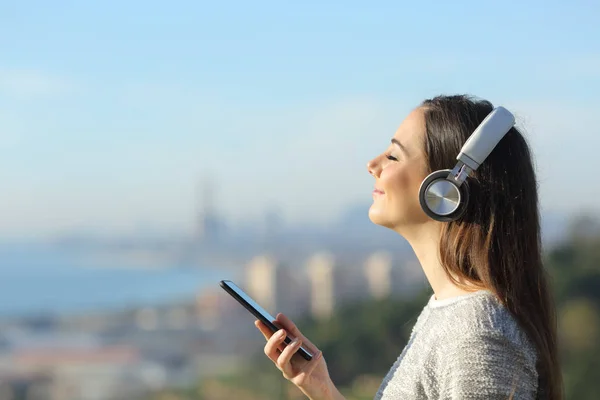 Retrato Vista Lateral Uma Menina Satisfeita Ouvindo Música Usando Fones — Fotografia de Stock