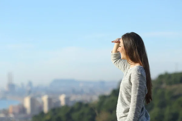 Perfil Una Mujer Feliz Mirando Horizonte Protegiéndose Del Sol Con — Foto de Stock