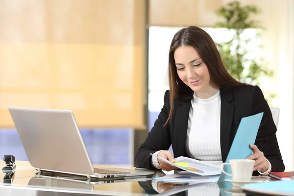 Documentos Papel Control Ejecutivo Serio Sentados Oficina —  Fotos de Stock