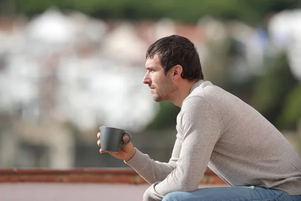 Portrait Latéral Homme Sérieux Assis Sur Banc Tenant Une Tasse — Photo