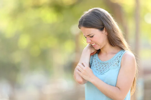 Mujer Abrumada Arañando Porque Brazo Pica Pie Parque Temporada Verano — Foto de Stock