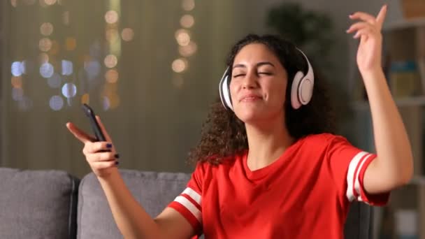 Chica Árabe Feliz Bailando Escuchando Música Con Teléfono Inteligente Auriculares — Vídeo de stock