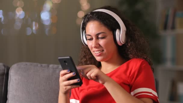 Chica Árabe Feliz Usando Auriculares Inalámbricos Escuchando Música Comprobando Teléfono — Vídeo de stock