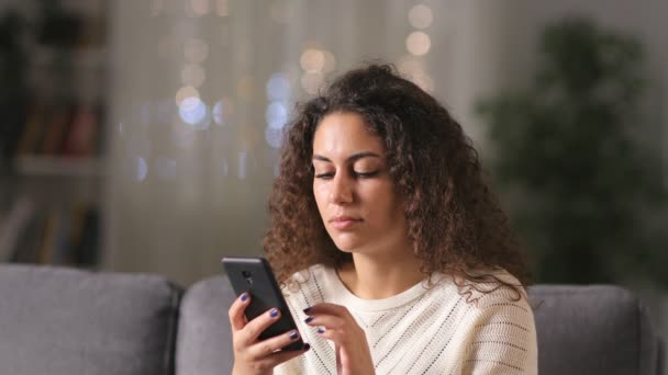 Mujer Árabe Emocionada Celebrando Buenas Noticias Revisando Teléfono Móvil Casa — Vídeos de Stock