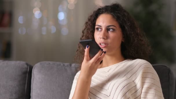 Mujer Árabe Feliz Usando Reconocimiento Voz Teléfono Móvil Sentado Sofá — Vídeo de stock